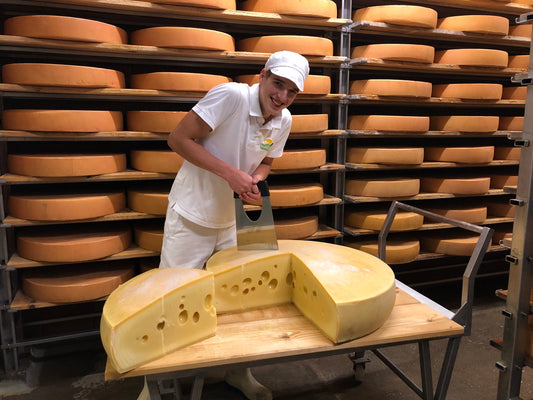 Beispielfoto, Mitarbeiter beim Emmentaler schneiden